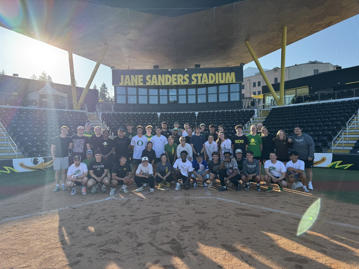 DuckSwag's tweet photo. A great way to end the year with all of our student managers at the Jane. Thankful for all they do!

#GoDucks #DuckSwag https://t.co/i6nUw1xFuv