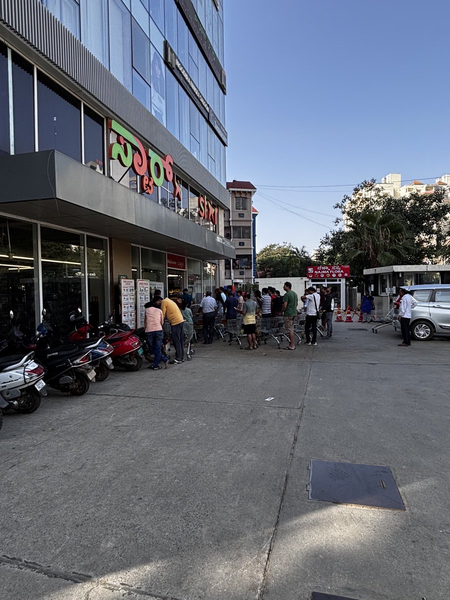 mvunsharma's tweet photo. People waiting for the store to open. Every retailer's dream! https://t.co/zYQoubrUeX