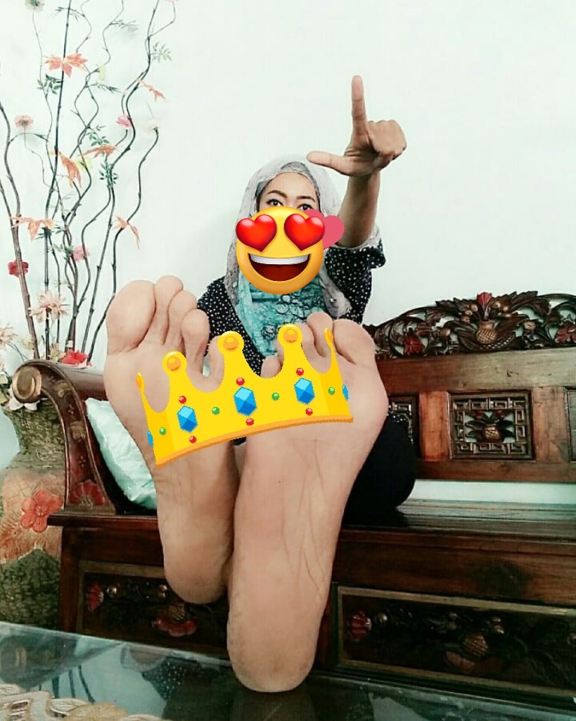 عيد سعيد عليكم تحت رجولى عمات وملكات فحلات