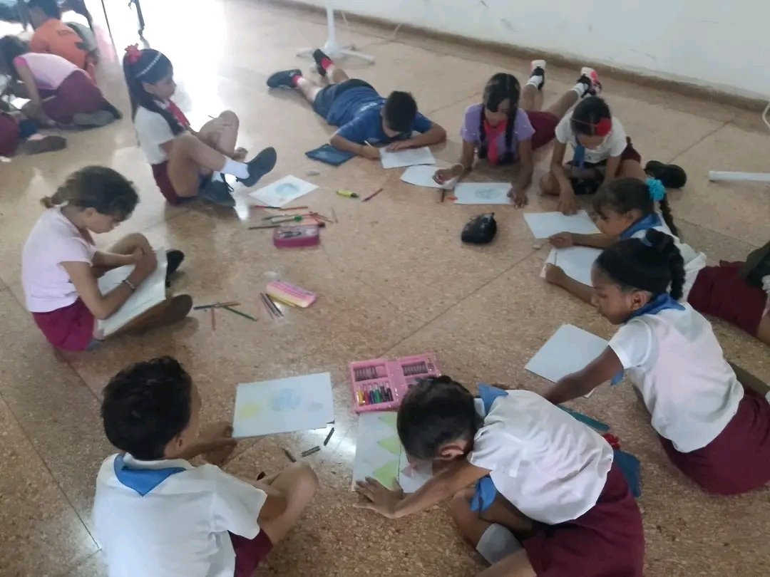 Damos inicio en #MoaPrimeraPorElTrabajo al evento  #CartaCuba, un momento único protagonizado por nuestros niños.
#CubaEsCultura
#HonorHolguinero