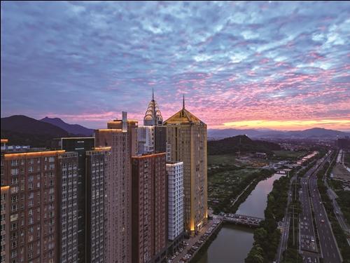InJiaojiang's tweet image. A blaze in the sky.
Colors poured out, and dusk became art. 🎨🌇
#FierySky #NaturePoetry