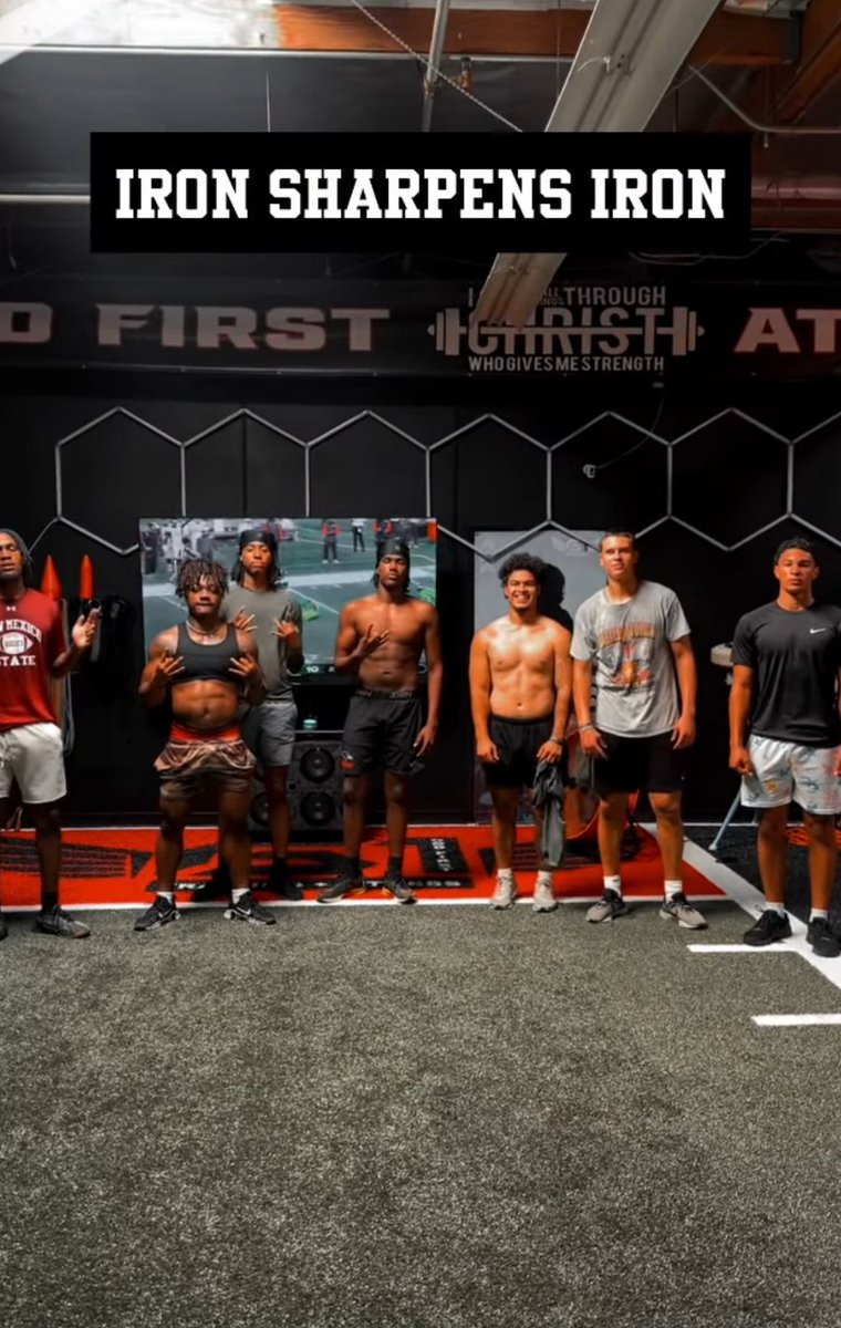 Jacobwingfieldd's tweet image. Iron sharpens iron! Got some great work in with some division 1 guys. Getting ready to have a senior year to remember.
Everyday is a day to be great. @MVNighthawkFB