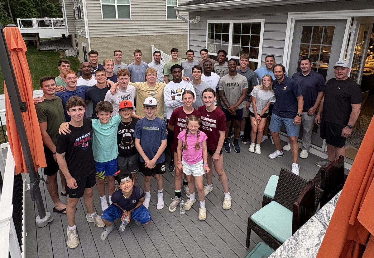 CoachRickyBrown's tweet image. Great night having the Specialists and OLB’s over to the house! Mrs. Brown threw down and that meal hit the spot after a @NavyFB_Strength workout!