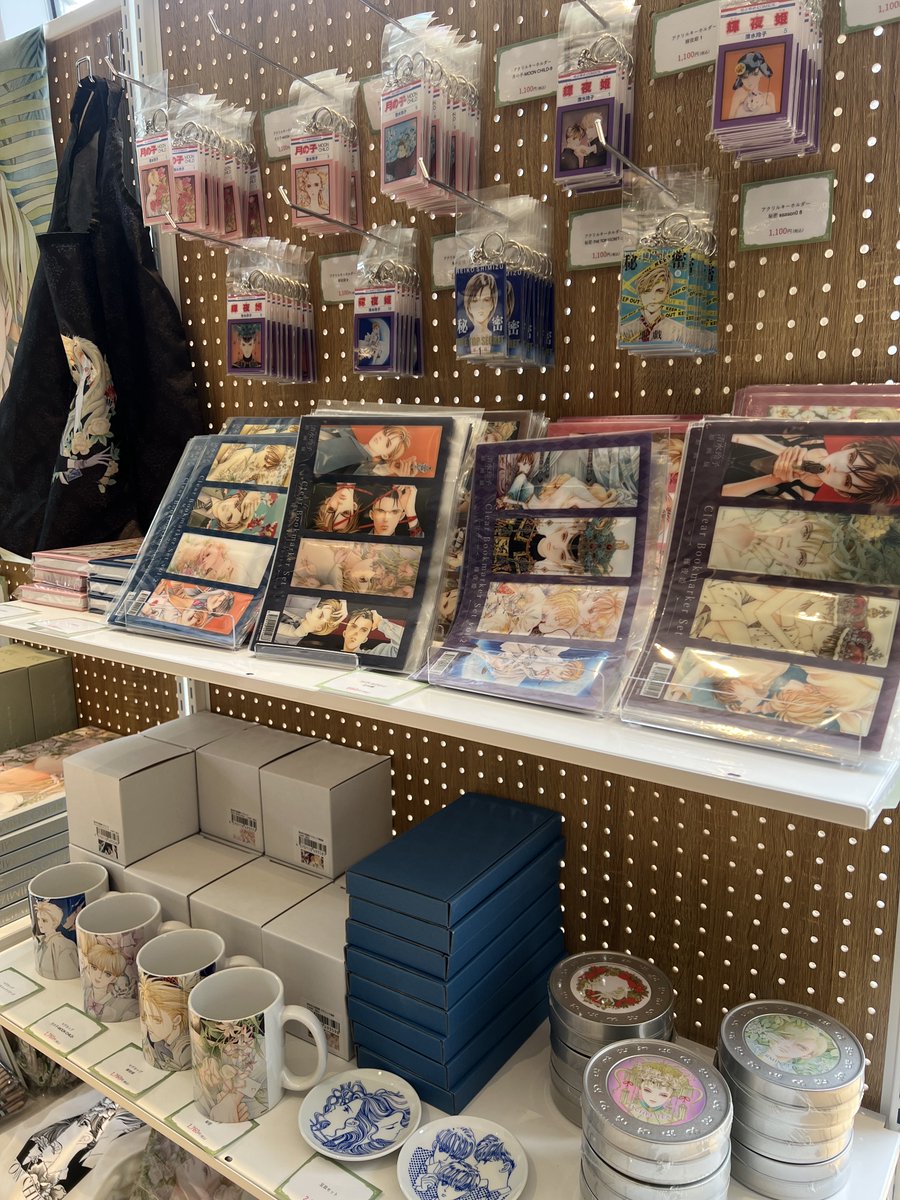 清水玲子原画展 POP UP SHOP 本日オープン☘ 2F入口すぐの壁面と店内奥