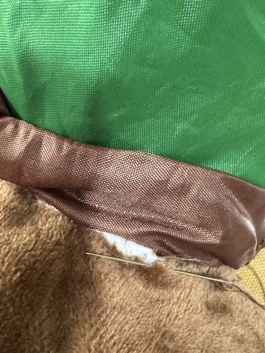 to2os's tweet photo. InRed付録のゼスプリエコバッグ
背中破れてる子だったので手術中 https://t.co/Cim74FACvB