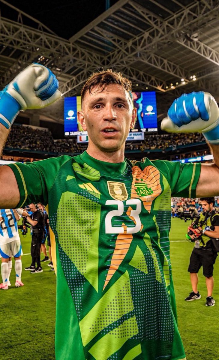 AtaqueFutbolero's tweet photo. ⛔️🧤 Dibu Martínez suma 37 VALLAS INVICTAS en 52 PARTIDOS [71%] en el arco de la Selección Argentina.

Una verdadera locura. 😮‍💨 https://t.co/kyVcRHuool