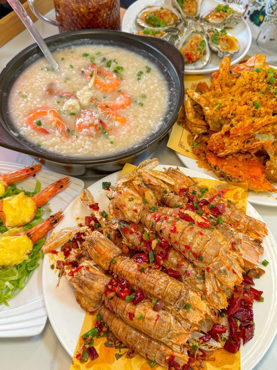 Helloguangxi1's tweet photo. Who can resist the joy of Beihai! Giant mantis shrimp bursting with meat, and a bubbling pot of seafood congee packed with ocean sweetness—it’s soul-shakingly fresh!
#Guangxi #Beihai #LocalDelicacies #Seafood #TravelChina https://t.co/Ke789d9EM5