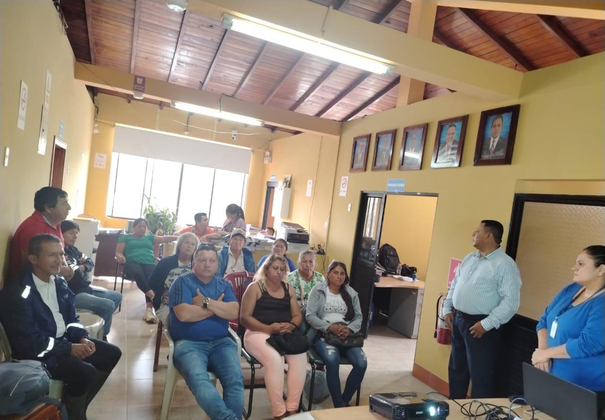 Agricultura_CZ2's tweet photo. #Orellana| 💪 En Nuevo Paraíso, productores pecuarios fortalecen sus capacidades con el nuevo modelo de gestión. ¡Confirmada la Escuela de Campo Ganadera! 👨🌾
Una alianza por el desarrollo productivo sostenible. 🌱
#MAGcontigo #DesarrolloRural #GanaderíaSostenible
#ElNuevoEcuador https://t.co/GiTIWFp9fA