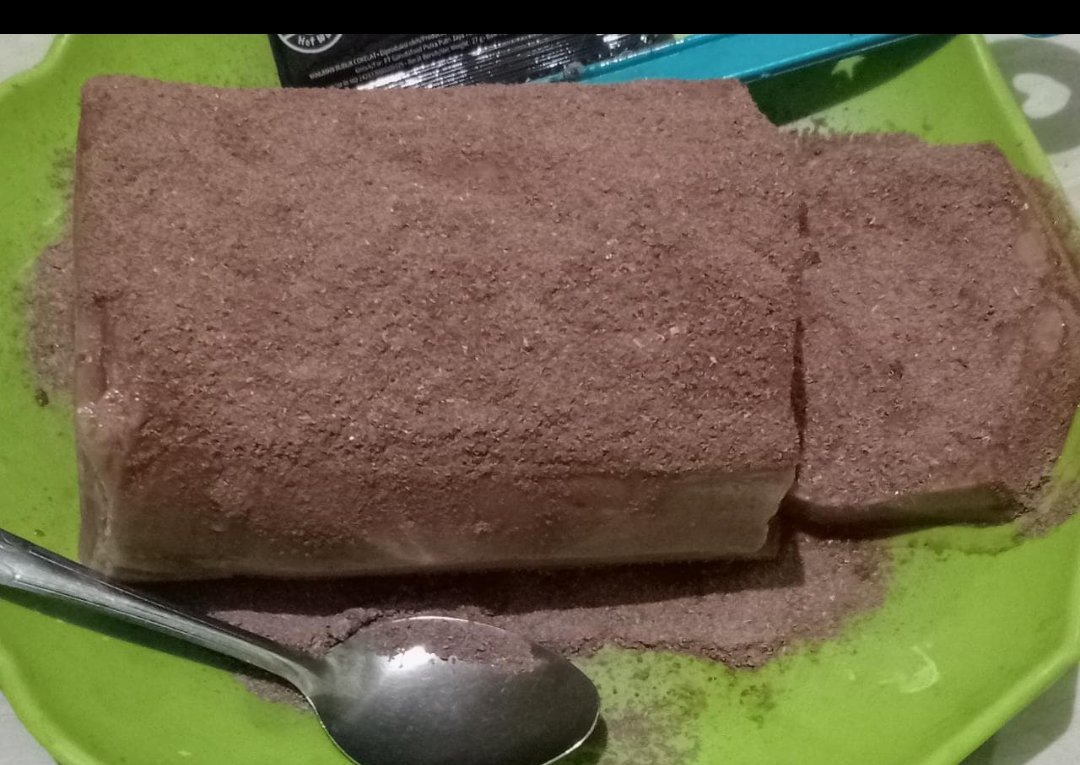 Apa ini . Hehehe Alhamdulillah nebak tembak2an dari Tante dapat minyak kecap bumbu rendang sama sereh 😀😁