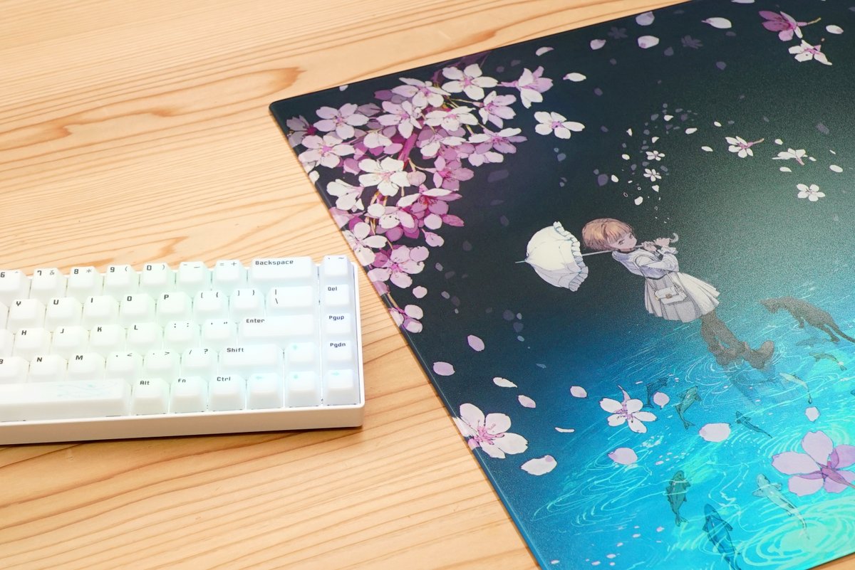 【⚡レンタル開始⚡】

STORIAさんの注目製品2️⃣点！
取り扱い開始しました！👀🙌

●『 STORIA Sloth Demizu Posuka Edition 』🌸
✅#出水ぽすか さん書き下ろしイラストを採用した、コントロールタイプのガラスマウスパッド！

●『 STORIA Keyboard Mercury 65 』 💎