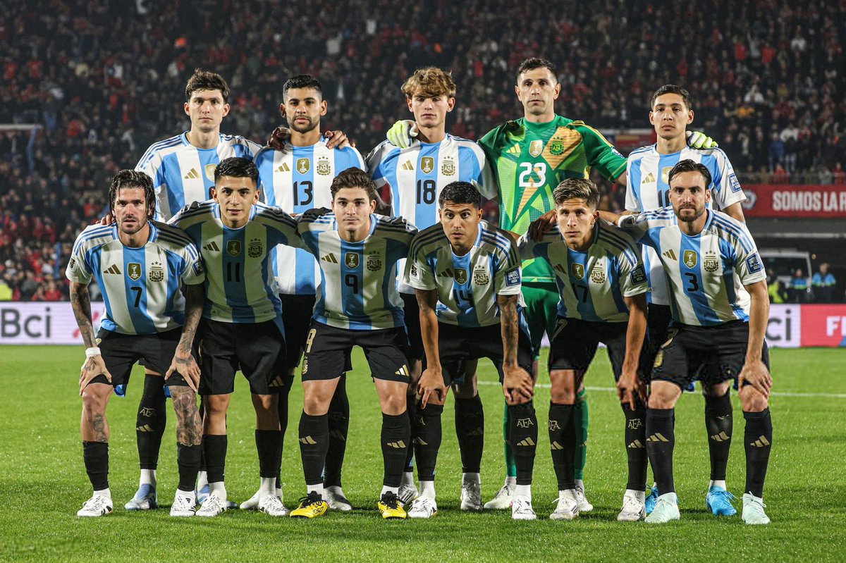 Es imposible no abusar del elogio con este equipo. Nunca te deja de sorprender. Identidad y esencia marcadas hace por lo menos seis años. Hoy con ausencias de peso y apostando al recambio se llevó un merecido triunfo en Santiago que deja a Chile al borde de la eliminación.