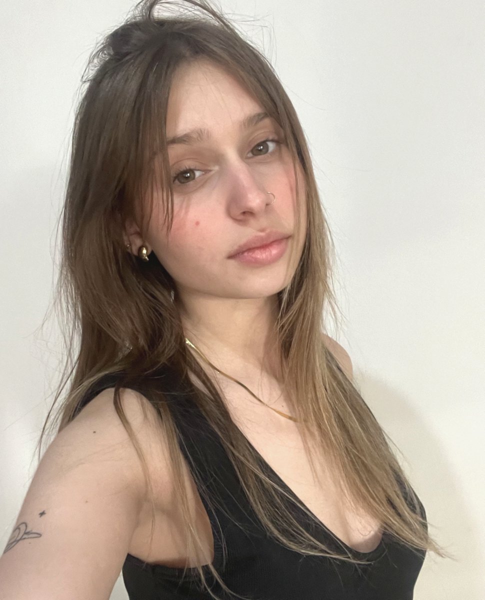 She’s a good girl… until the camera’s on 😇📸 
#SelfieOfTheDay 
#SouthDakota 
#LustfulNight