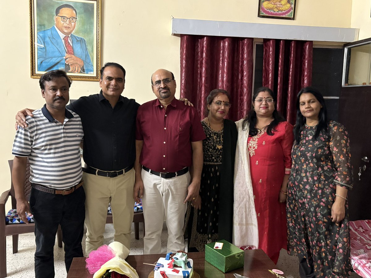 कल आप लोगों ने मेरे जन्म दिन पर बहुत सारी शुभकामनाएँ दी, आप सभी का स्नेह और आशीर्वाद सदैव ऐसे ही बना रहे । आप सभी का दिल की गहराइयों से आभार, धन्यवाद 🙏 💐❤️

कल मेरे दोस्तों ने घर पर आकर भी मुझे बधाई और शुभकामनाएँ दी ।

जय भीम जय भारत जय संविधान 
#सुप्रभात_जिंदगी