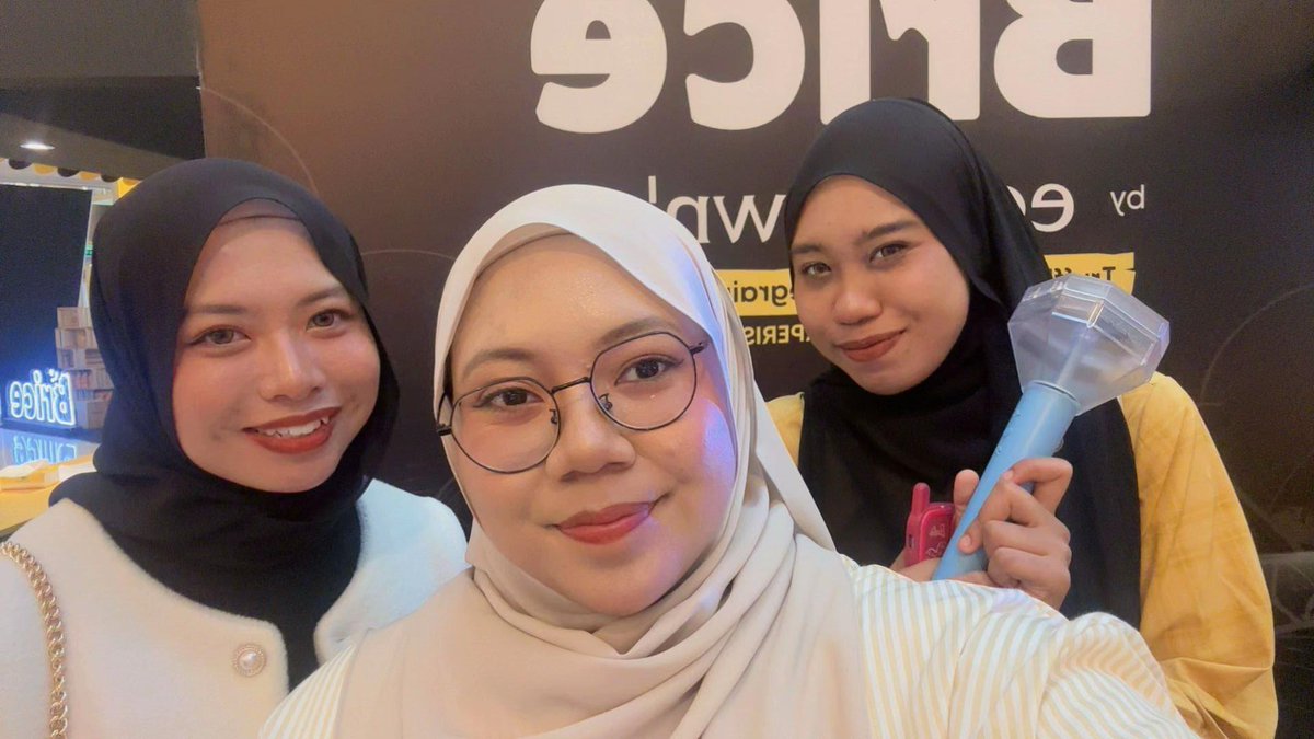 _hwaluv's tweet photo. hey can u feel my heartbeat! 💎💛 @hnytyf @ameerafrhn https://t.co/Jd43lUUzUV