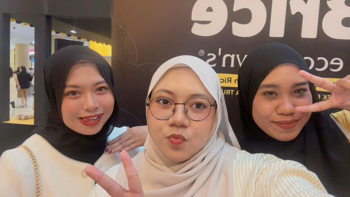 _hwaluv's tweet photo. hey can u feel my heartbeat! 💎💛 @hnytyf @ameerafrhn https://t.co/Jd43lUUzUV