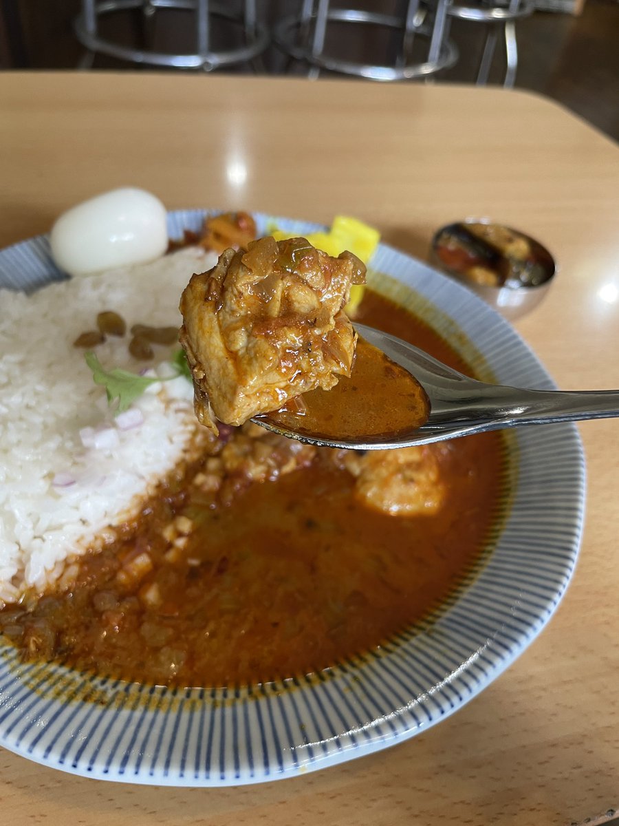 青葉区片平にオープンした「Curry芝浜」で、チキンカレー大盛＋半熟玉子＋ナスのアチャール。

中華料理同源坊の上階、「あしゅべ」で間借り営業中。

チキンカレーはサラサラでピリッと辛く、スパイスがゴロゴロ入ってて、食べるとスパイスフレーバーが脳天を衝き抜け幸福感MAX！
