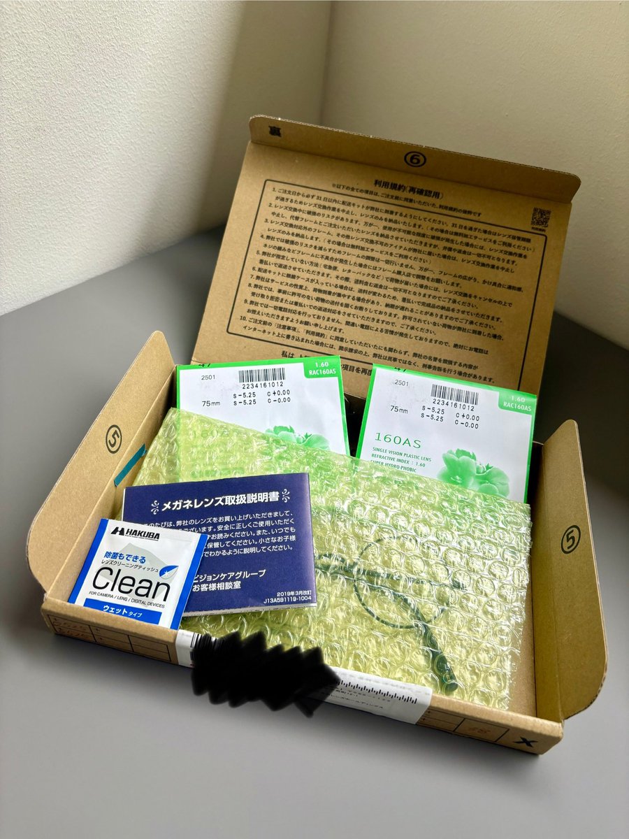 ruen146700's tweet image. お帰りです。
レンズにマークあり、
距離の調整とかようなのかしら？
クリーニングシート入ってたので、
ご確認ください的な ʕ๑'ㅅ'๑ʔ‧˚

旧レンズもかえってきたのですが...
きたない(￣▽￣;)
ご対応ありがとうございました♪

▼レンズ交換.com さん
レンズ交換.com
#メガネ #レンズ交換