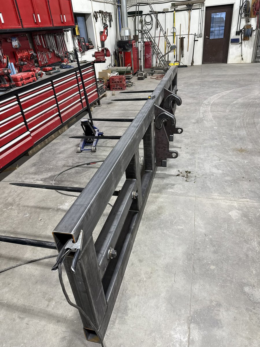 derek_klute's tweet photo. @cameron_korth Built this 3 bale spear last winter. Game changer for sure. https://t.co/IFqhUQYeVH