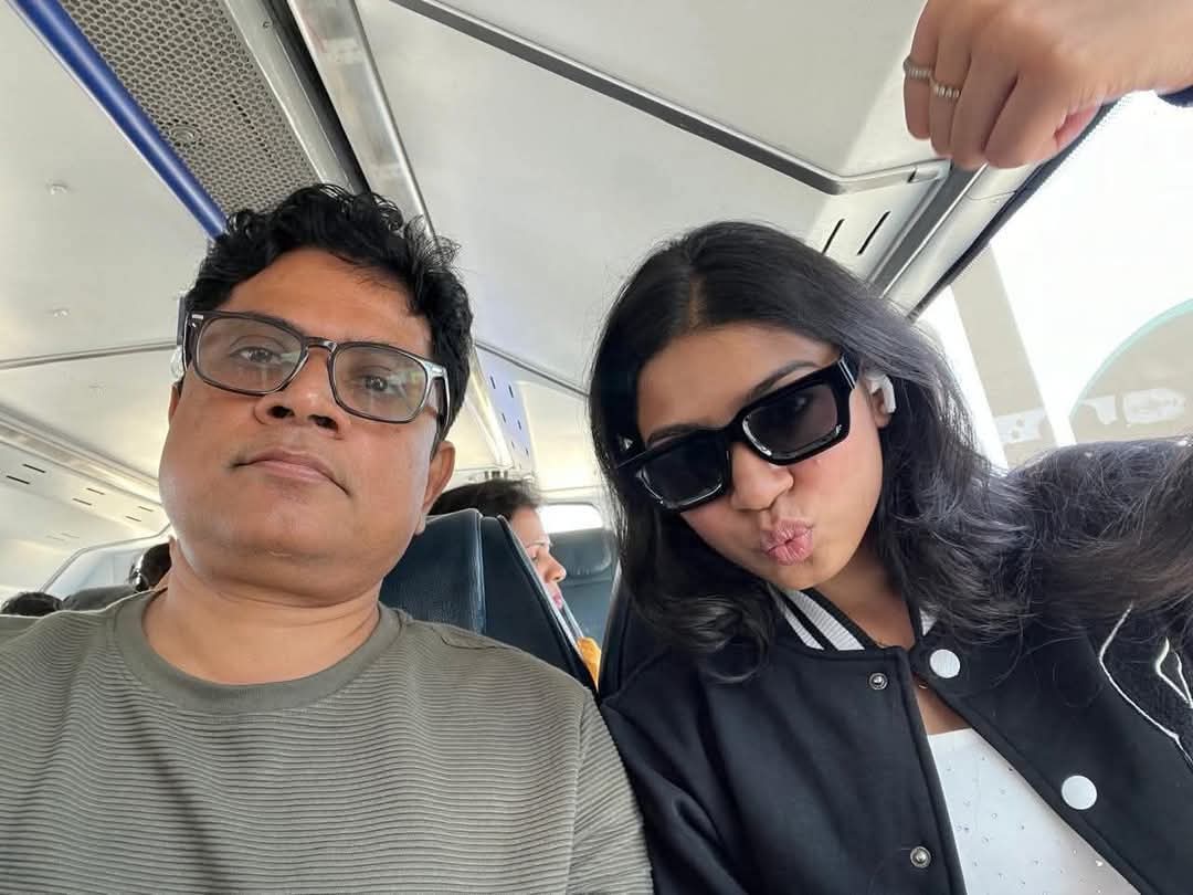 ये कोलकाता पुलिस द्वारा की गयी अवैध गिरफ़्तारी से रिहा होने के बाद की तश्वीर है शर्मिंष्ठा की....

पिता द्वारा इससे पहले ही बयान दिया गया था "मेरी बेटी एक धर्मनिष्ठ हिन्दू है...."

जाते समय जो शर्मिंष्ठा की दहाड़ थी और वापस लौटने पर ये जो पिता के साथ बैठ फोटो है...

ये बंगाली