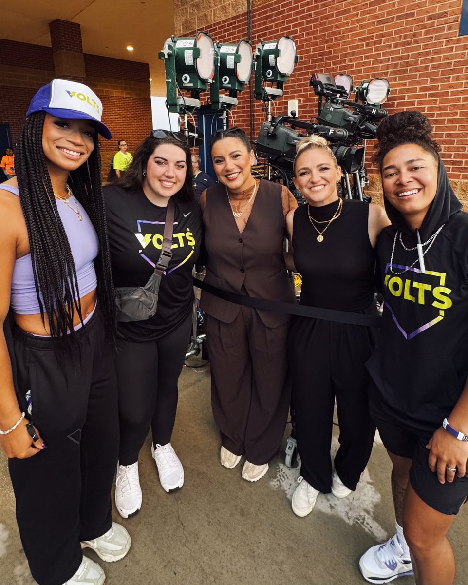 theAUSLofficial's tweet photo. pro ballers in attendance at the #WCWS 🥎 

@NCAASoftball https://t.co/hxVBm4NagE