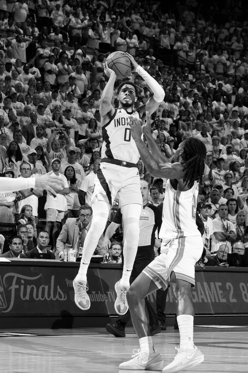 This photo is special —

Tyrese Haliburton is special. 🥶

(h/t <a href="/NBAdabad/">NBA da bad</a>)
