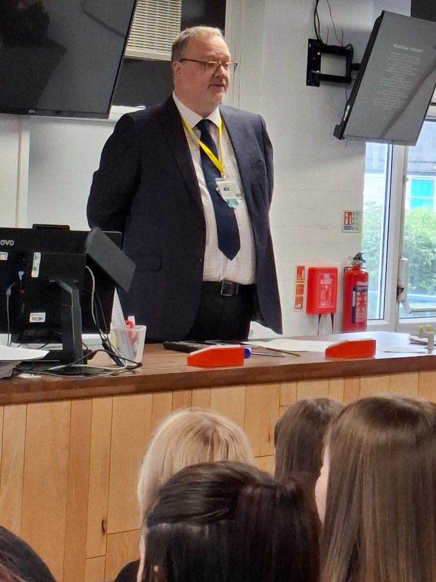 BayLeadershipAc's tweet photo. Y10 pupils had the chance to hear from Brett Dixon, Deputy Vice President of @TheLawSociety , who shared his insights on building a thrilling career in law #Careers #Ambition https://t.co/vBI1ucwRJA