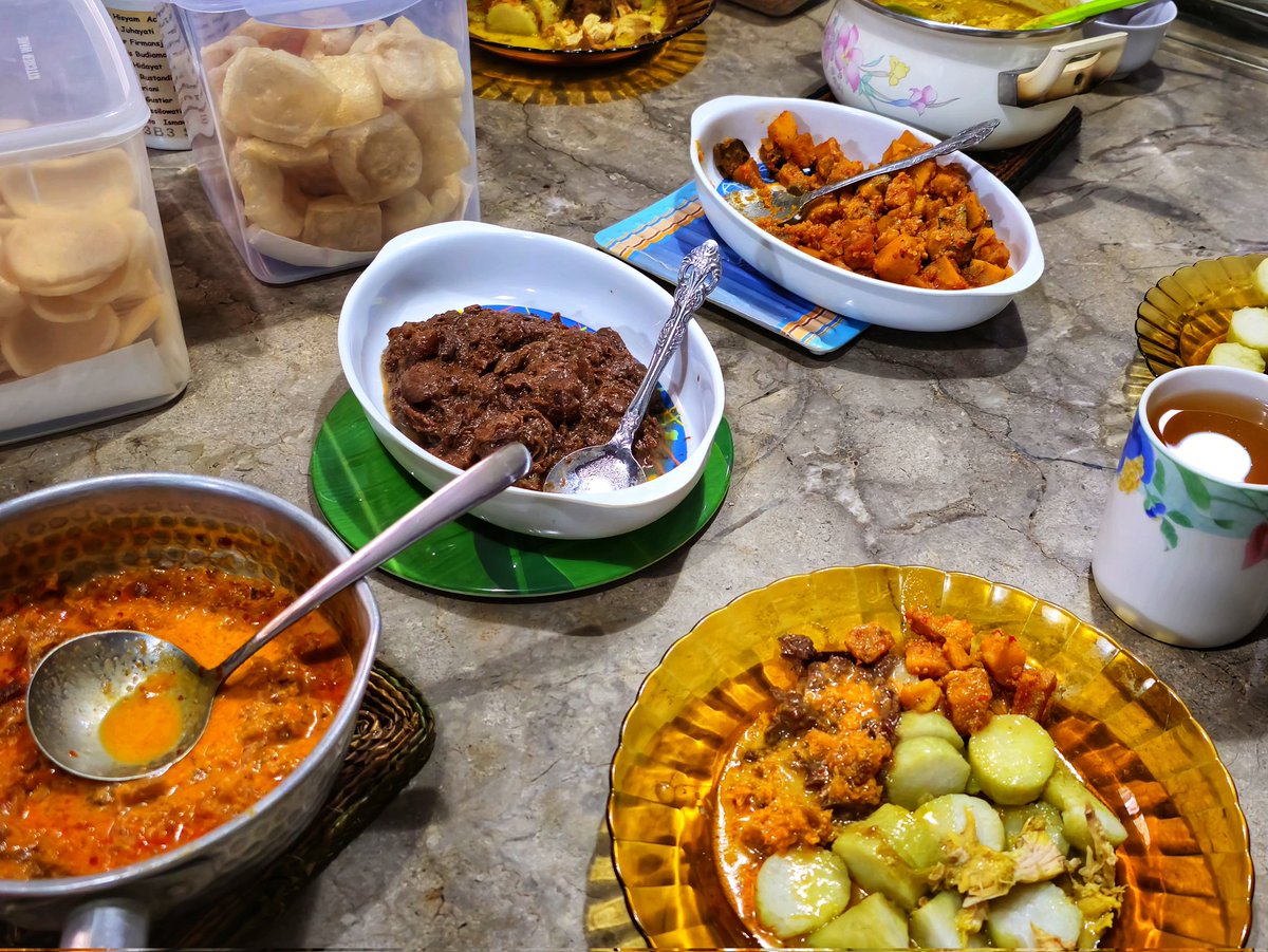 andjarf's tweet photo. Bersyukur bisa makan pagi bersama dengan keluarga setelah sholat Iedul Adha 1466H.
Makanan wajib ada adalah opor ayam, gudeg, krecek, sambal goreng kentang ati dan tentu saja lontong. Ditambah berbagai krupuk seperti krupuk aci, krupuk udang, krupuk kulit (jange) dan emping. https://t.co/pykr3smgYV