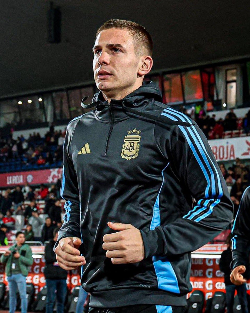 RiverC3110's tweet photo. 🎖️ El jugador más joven en debutar oficialmente con la Selección Argentina.
De #River a la Selección 🐔 https://t.co/j0PZnPCsOk