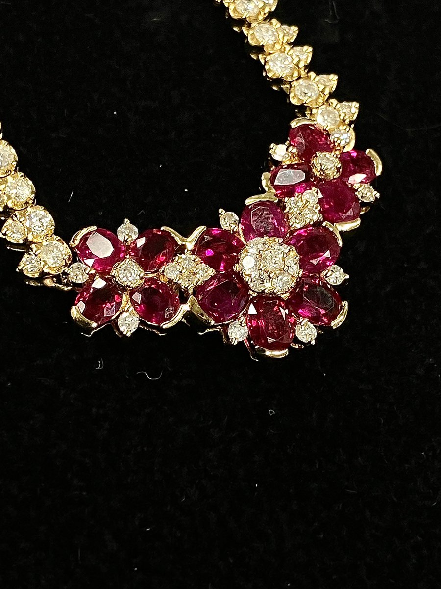 lean_cyo's tweet image. “She doesn’t wear a logo. She wears a story.”
A natural heated ruby pendant from Japan’s auction scene—oval cut, soft fire, guarded by diamonds.
Non-branded, but unforgettable.

Sorting Memo No. 7190562
Stamped R375／D0.534

#JewelryWithMeaning #AuctionFind #EverydayLuxury