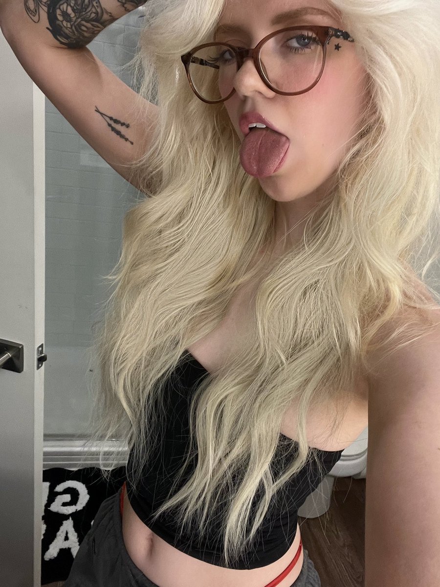 I haven’t done a custom in forever, what kinky ideas do you have for me?🥰🍒
Send a suggestion to my new Fansly💗

fans.ly/shootingstarxx

#fansly #tonguesout #kinky