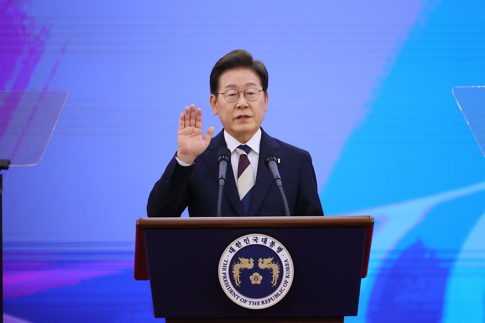 carsinkorea's tweet photo. 李在明大統領、就任の辞で

「ハン・ガン作家が言った通り、過去が現在を助け、死者が生者を救いました。これからは私たちが、未来の過去になり、明日の子孫たちを救う番です」 https://t.co/H0Rpnau3f6