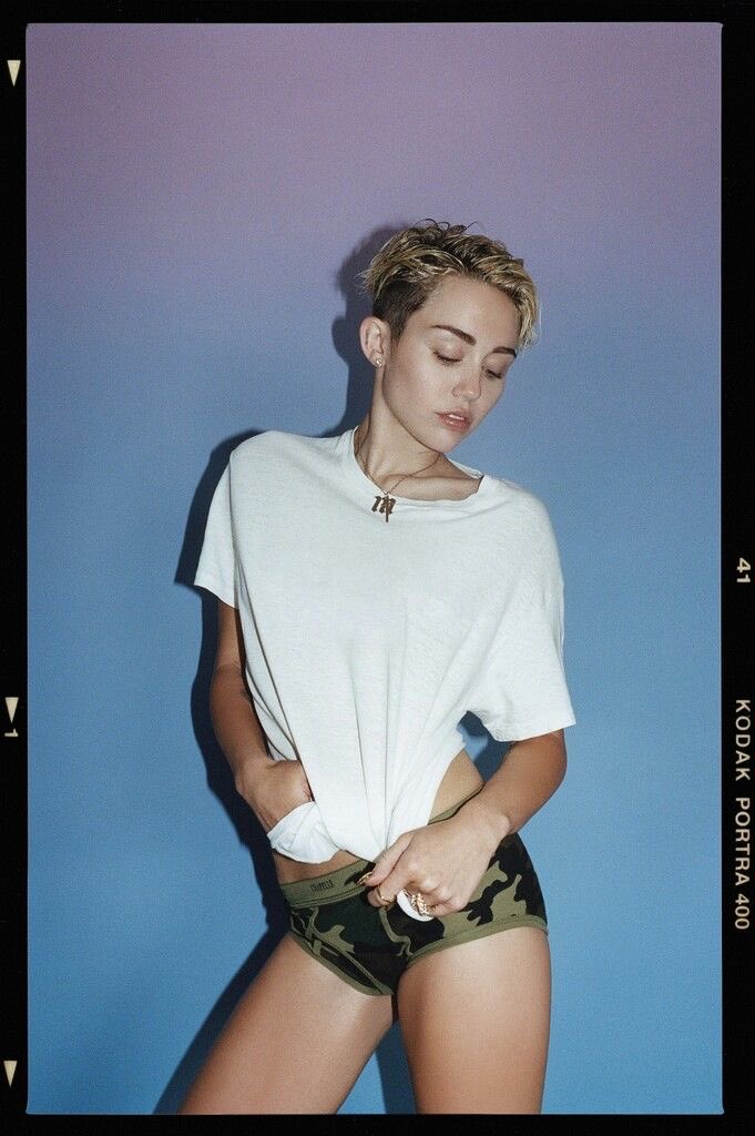 MileyCyrusMex's tweet photo. #EverySingleAlbum | Miley reveló que su sello (de la época), no le permitió lanzar más sencillos en BANGERZ.

"Dijeron que no debería porque estaba de gira y yo estaba como 'chicos, he estado lanzando singles mientras estoy de gira desde que tengo 12 años” https://t.co/zdEfwl0txK