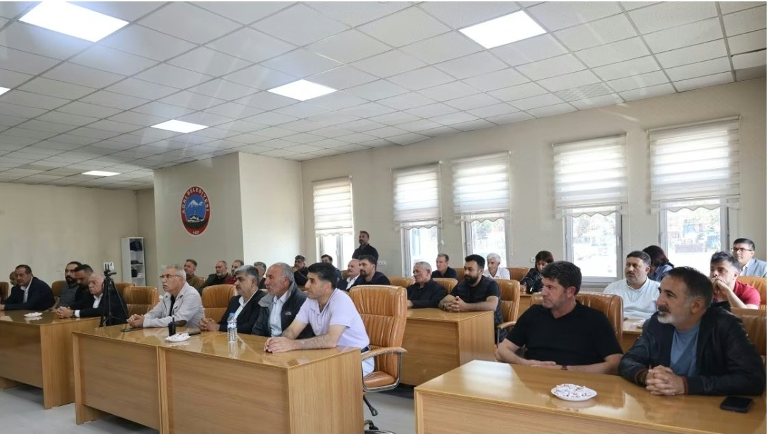 🎉 Ağrı Belediyesi’nden İşçilere Zam Müjdesi! 💸
Ağrı Belediyesi, ekonomik zorluklara rağmen personelinin yaşam standardını yükseltmek amacıyla maaşlara %28,5 zam yaptı.

👷‍♂️ Şirket işçilerinin maaşı 33.214 TL'den
📈 40.977 TL'ye çıkarıldı.

📢 Detaylar için bizi takipte kalın.