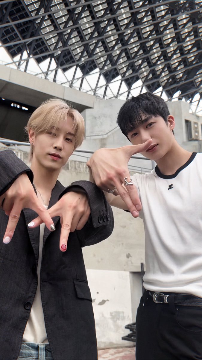 aoyaoeyy's tweet photo. สลับกันทำมือเครื่องหมายของ MONSTAX และ GOT7 น่ารัก 🥹 https://t.co/DLeHiIlIaI