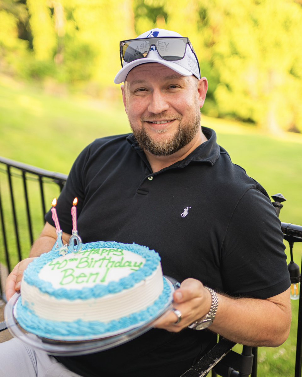 BenAshleyWV's tweet image. 🎂💙 So thankful for my wife, my family, and my friends who came out to celebrate my 40th Birthday this week. Just as I’m sure most 40 year olds do, we had such a fun time celebrating with ice cream cake and a bouncy house!! 🙃
And thank you so much to everyone who sent a…
