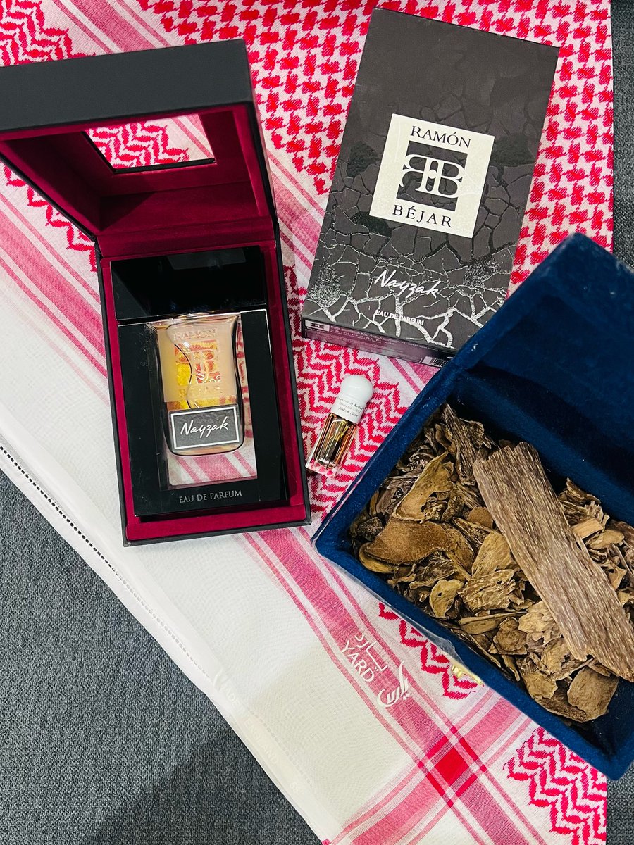 #عيد_اضحى_مبارك 

وقع الاختيار على تحفة مندثرة، عطر نيزك من رامون پيچار، ومعه مسحات  من دهن امبراطور كيدا ( دهن ماليزي مقطر من 2017 ) 

يعلو هذا المكس بخور سيلاني، ليضفي رونق فخم،،،

#نوابيات 
#نواب_مر_من_هنا
 
#رابطة_عشاق_العطور