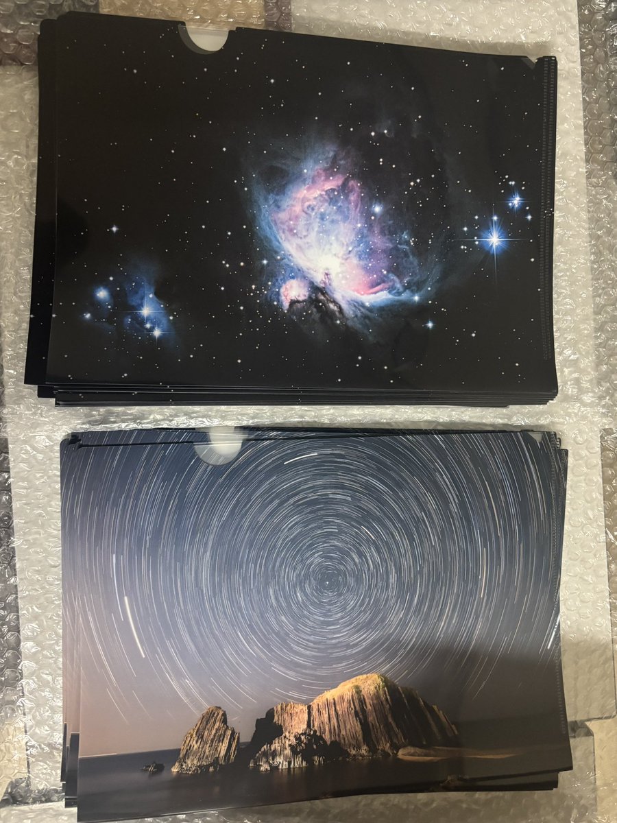 物販の紹介です！📸
①ポストカード/100円
天文同好会の現会員やOBが撮影した写真をポストカードにしました。

②クリアファイル/300円
撮影した写真の中から特に厳選したものをクリアファイルにしました。

教養棟E206
受付で販売しています！