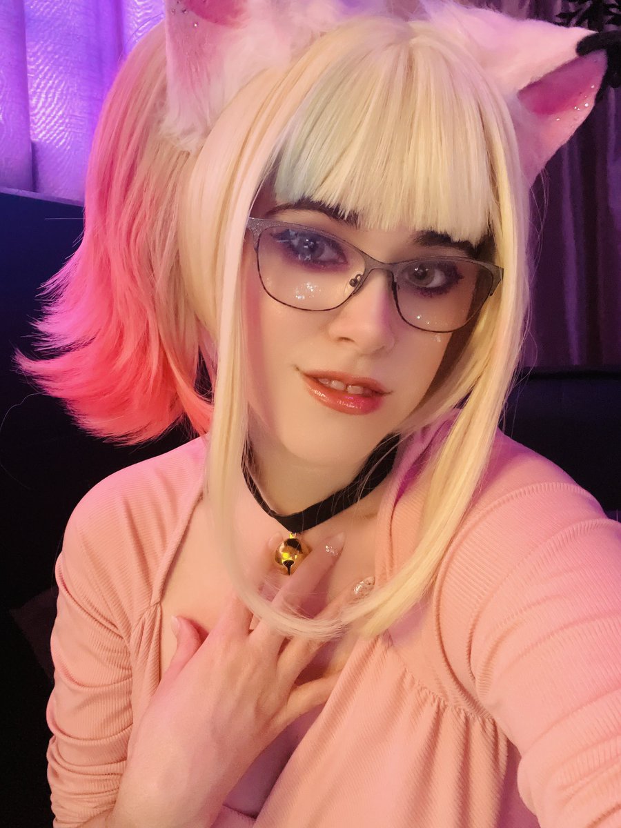 Chat had trouble recognizing me on stream tonight. Get you a girl who can do both. 😋