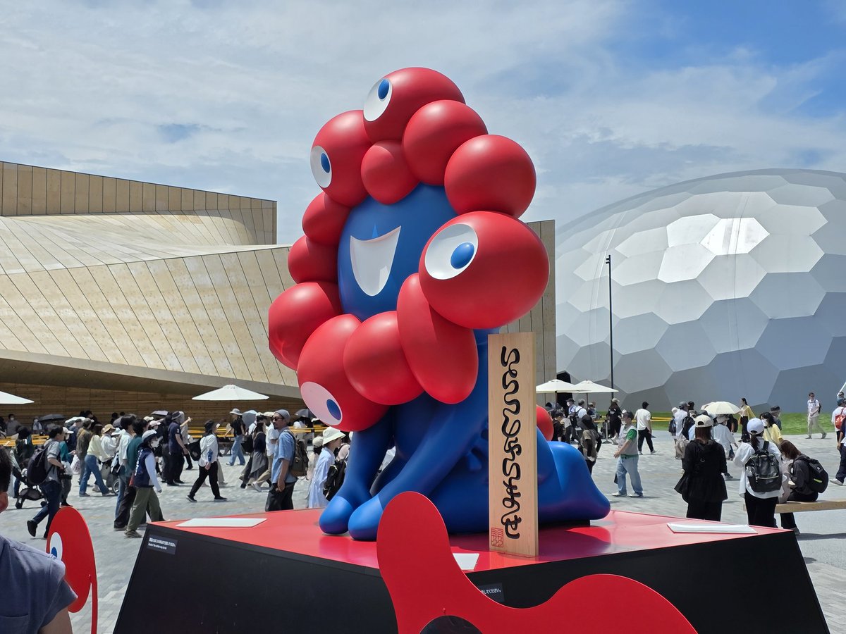 ミャクミャクが正座で出迎えてる🤣。どうせなら「いらっしゃ～い！🙋‍♂️」の文枝師匠バージョンも作って欲しかった🤭。