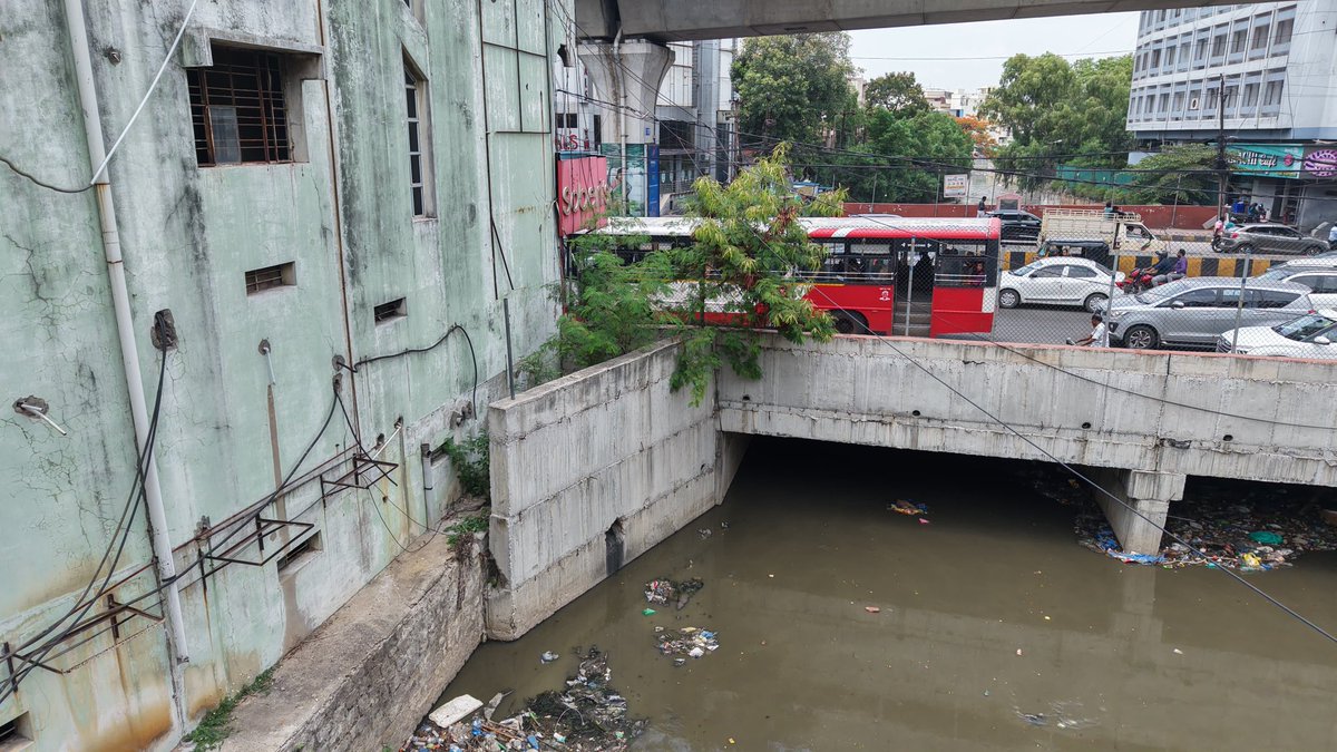 NewsMeter_In's tweet photo. #Hyderabad---
#HYDRAA cracks down on nala encroachments in #Patny
In a major operation, #HYDRAA authorities launched a #demolitiondrive on Friday morning to clear #commercial structures illegally built over a #stormwater nala at #Patny Center.
The nala, originally meant to be 70 feet wide, had been reduced to just 15–18 feet due to rampant encroachments.
Following several complaints from residents of Payug Colony, Patny Compound, Patny Colony, Viman Nagar, #BHEL Colony, and Indiramma Nagar about frequent flooding in their areas, @Comm_HYDRAA Commissioner AV Ranganath conducted a field inspection on Thursday.