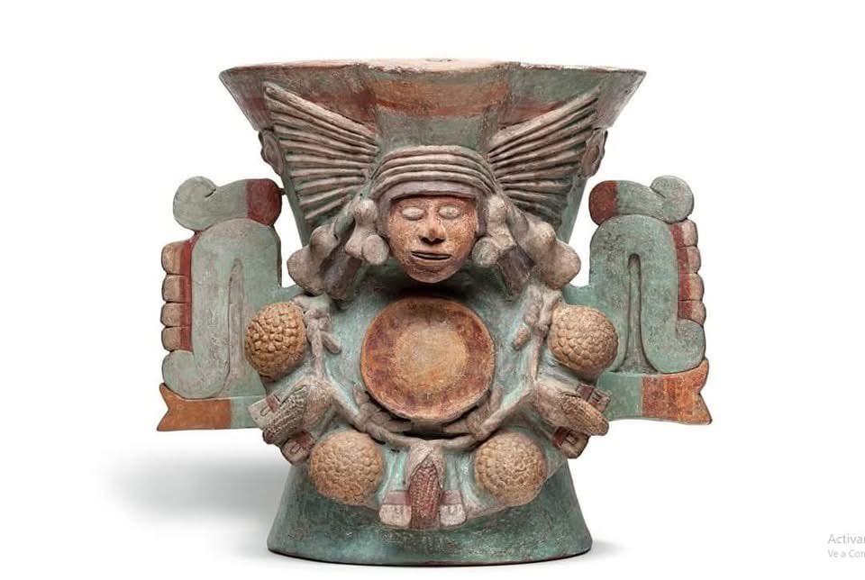 El cuerpo del recipiente muestra a la diosa Chalchiuhtlicue. En náhuatl, el idioma mexica, este nombre significa "quien usa una falda de jade". Chalchiuhtlicue siempre es retratada como una joven bellamente vestida con trenzas.