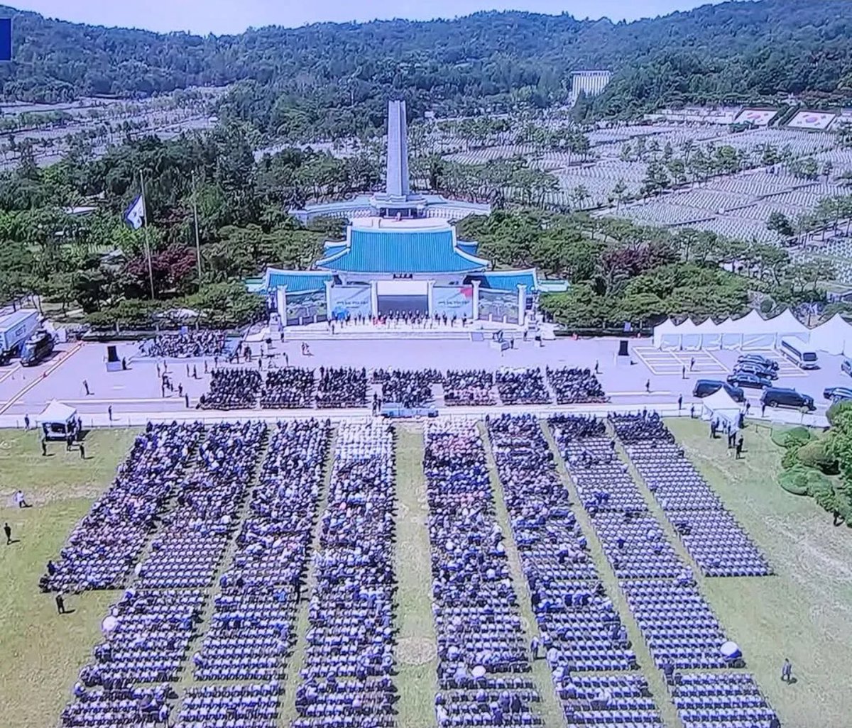 현충일 행사장이라는데 
1찍 니네도 재명이 무시하냐?