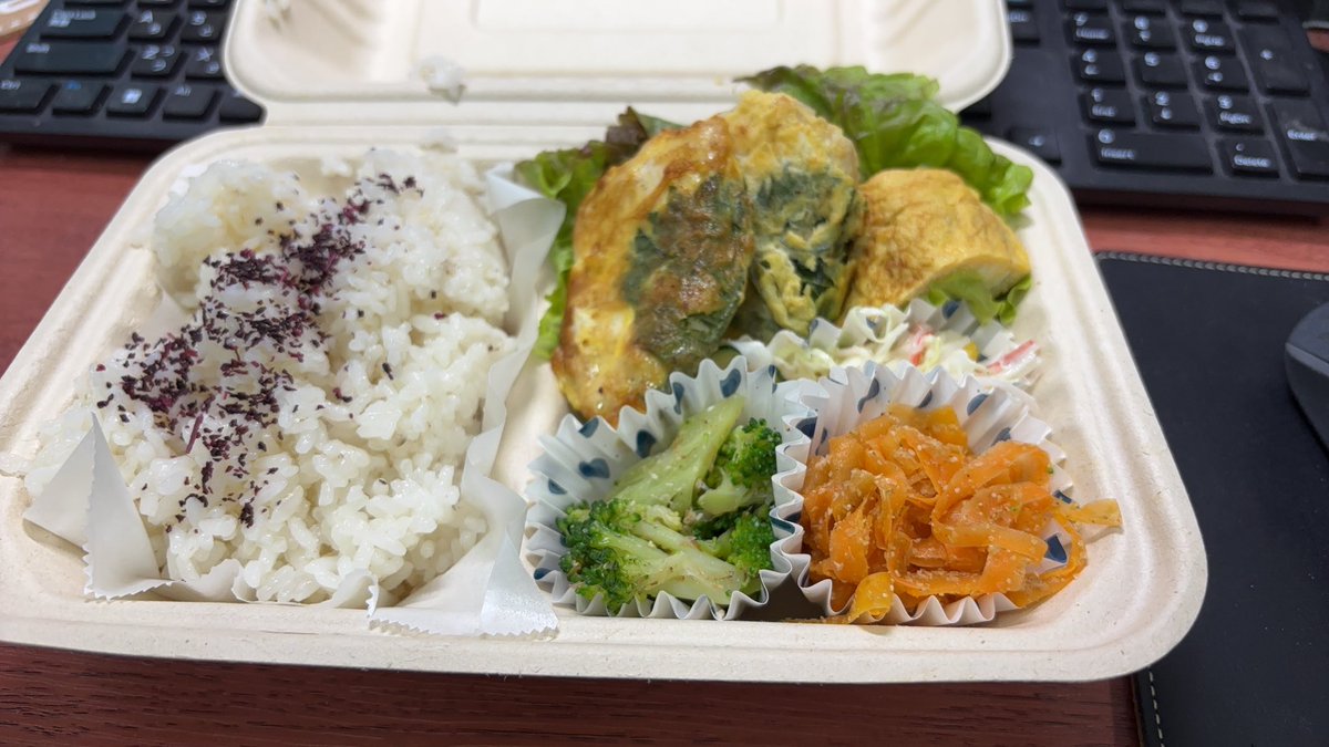 maruzenmatch's tweet photo. 今日のお昼はright houseさんの「鳥の青じそピカタ」のお弁当でした。美味しく頂きました。
弊社斜め前にありますので、是非お試しを、600円でした。
https://t.co/I8WR2IyW7C https://t.co/Z7GanggAF1