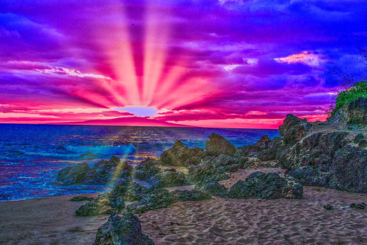 A sunset in #Maui. 

Have a peaceful night.