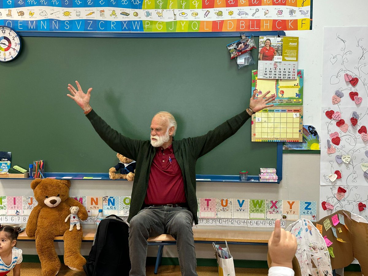 3 días intensos de Encuentros con el escritor Gonzalo Moure han puesto el broche de oro a la actividad formativa “Escribir como lectores de una obra literaria”, donde se ha trabajado la lectura desde la mirada del rol de quien escribe mejorando estos procesos en su alumnado