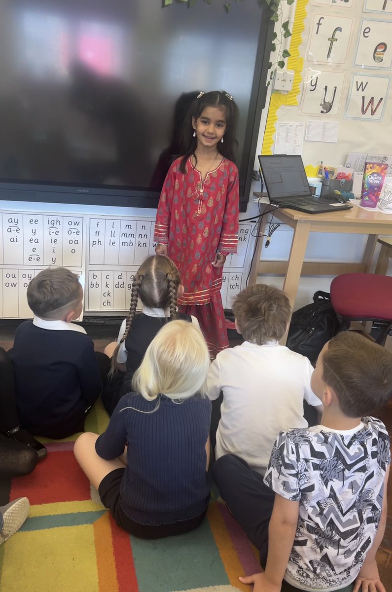 🛡️The children enjoyed asking Anayah questions about her Eid celebrations today 🎊 It was lovely to see Anayah talking confidently about Eid and the children celebrating the diversity in our class ❤️ #sfpdosbarthknight 
#stphumanities #sfpllc #sfparticle14