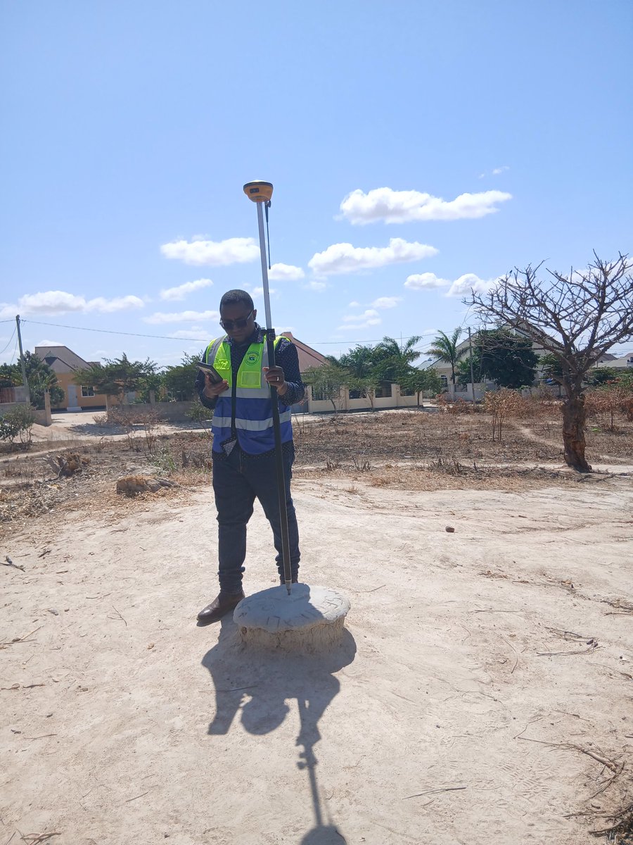 Kama serikali kupitia wizara ya ardhi ingewekeza nguvu kubwa kwenye kupima Ardhi, angalau kila mtu anaemiliki ardhi maeneo ya miji, awe amepiwa, alipe kodi ardhi anayoimiliki, Kama Nchi tungepiga hatua kubwa sana.