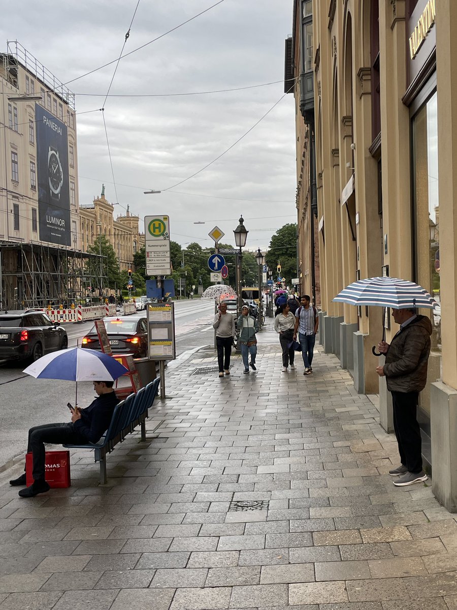 NiceBastard's tweet image. Warum werden die Tramhaltestellen in der Maximilianstraße- anders als am Stachus - nicht als außer Betrieb markiert, wenn die Tramlinien 19 und 21 sie drei Monate lang nicht mehr bedienen und auch kein SEV die Strecke abdeckt? #mvg #mvv