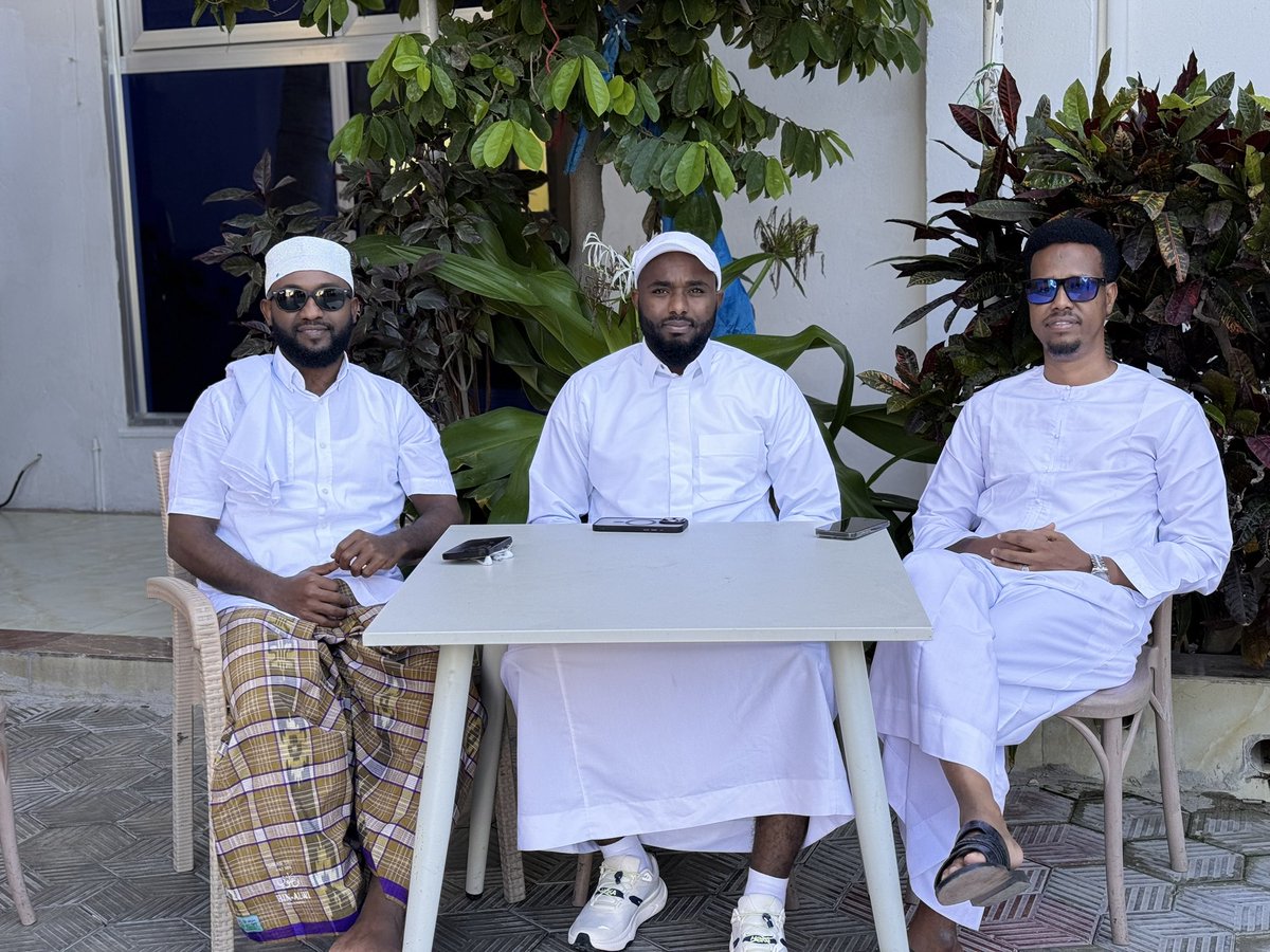 AdenSenior's tweet photo. Eid Al-Adha Mubarak! Kullu caam wa antum bi kheyr. Grateful to share this joyful day with my friends and Gadoomiyaha Baarlamanka Dowlada Koonfur Galbeed Somalia .
May Allah accept our prayers. https://t.co/60DhjkgJfT
