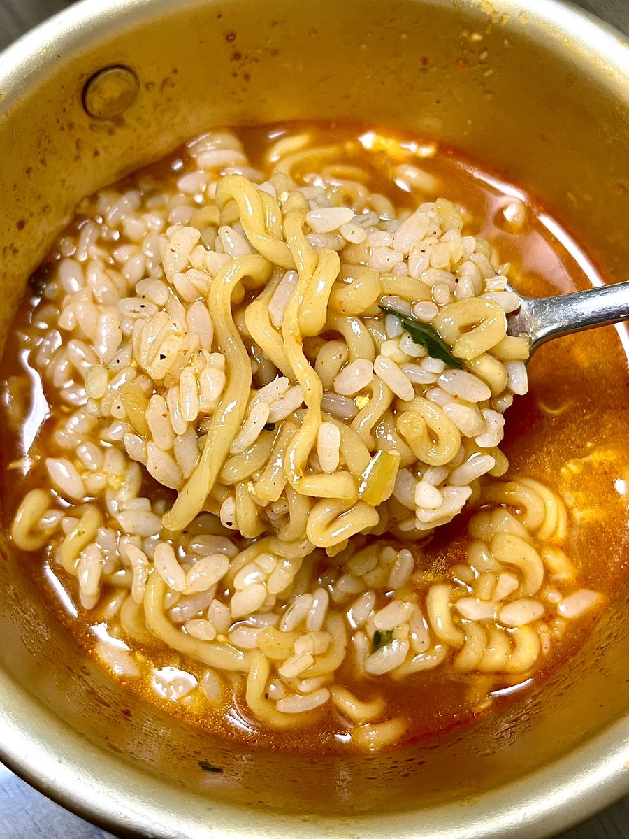 운동하고 집오자마자 부추넣고 대충 끓여 더 맛있는 라면에 꼬들한 찬밥까지 말아서 국물까지 싹싹 비워버림.. 땀흘리고 먹는 나트륨에 탄수파티 << 이거 진짜 천상의 맛인 것 같애🥹